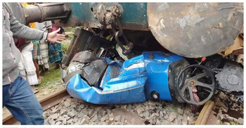 চাঁপাইনবাবগঞ্জে কমিউটার ট্রেনের চাপায় ট্রাক্টর চালক নিহত