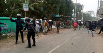 আ.লীগের দুপক্ষের সংঘর্ষ, পুলিশের লাঠিচার্জ