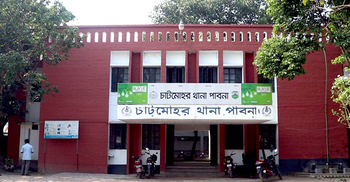 ভিন্ন পথে ঘরে ঢুকেই স্ত্রীর গলাকাটা মরদেহ দেখলেন নিরঞ্জন