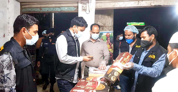পচা খেজুর বিক্রি করায় ১৩ ব্যবসায়ীকে জরিমানা