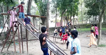 বাবা-মায়ের সঙ্গে ভোট দিতে এসে স্কুলে খেলায় মত্ত শিশুরা