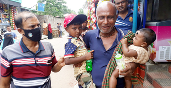 কোলের দুই শিশুপুত্রকে রাস্তায় ফেলে গেলেন মা