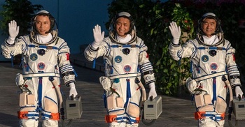 Chinese astronauts return to earth after 90 days