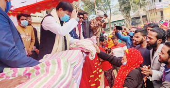 কচুয়ায় শেখ হাসিনার পক্ষে শীতবস্ত্র বিতরণ