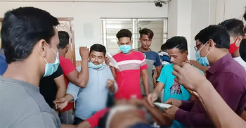 বিরোধের জেরে ট্রাকচালককে গুলি, অস্ত্রসহ আটক ১