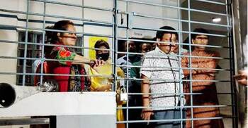 সেই শিক্ষিকার বহিষ্কারের দাবিতে ৩৩ শিক্ষক-কর্মকর্তাকে অবরুদ্ধ