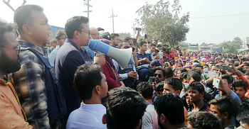 বেতন পরিশোধের আশ্বাসে ৪ ঘণ্টা পর সড়ক ছাড়লো পোশাক শ্রমিকরা