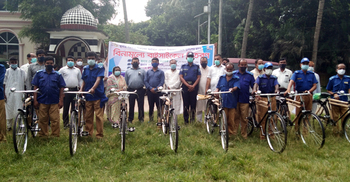 কুমিল্লায় সাইকেল উপহার পেলেন ১৮ গ্রাম পুলিশ