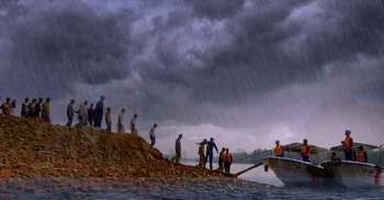উপকূলে জরুরি ত্রাণ বিতরণ করছে কোস্ট গার্ড