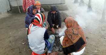 কনকনে ঠান্ডায় আগুনই যেন একমাত্র সম্বল