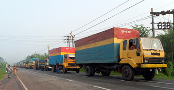 দৌলতদিয়ায় পণ্যবাহী ট্রাকের দীর্ঘ সারি