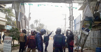 হবিগঞ্জে পুলিশের সঙ্গে বিএনপির সংঘর্ষ চলছে