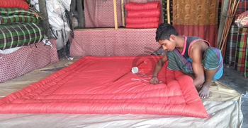 আসছে শীত, বাড়ছে লেপের কদর