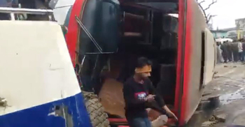 ২০ যাত্রী নিয়ে ঢাকা-চট্টগ্রাম মহাসড়কে উল্টে গেল এসি বাস