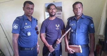 কুমিল্লায় পাইপগানসহ স্কুলের দপ্তরি গ্রেফতার