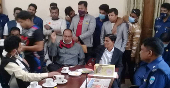 স্বেচ্ছায় কারাবরণ করতে থানায় হাজির অর্ধশত আ’লীগ নেতাকর্মী