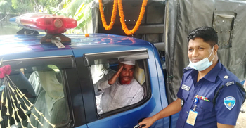 ফুলের পাপড়ি নিয়ে বাড়ি গেলেন পুলিশ কনস্টেবল