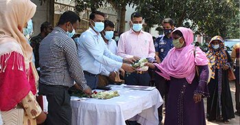 কোয়ারেন্টাইন শেষে ৯৮ জনকে ফুল দিয়ে বিদায় জানালেন ডিসি