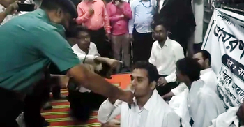 সুপ্রিম কোর্টে শিক্ষানবিশ আইনজীবীদের অনশন ভাঙাল পুলিশ