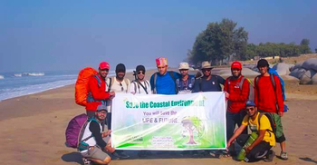 ৩ দিন হেঁটে বিশ্বের দীর্ঘতম সমুদ্র উপকূল ভ্রমণ