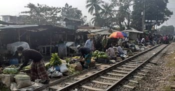 রেললাইনে ঝুঁকিপূর্ণ বাজার