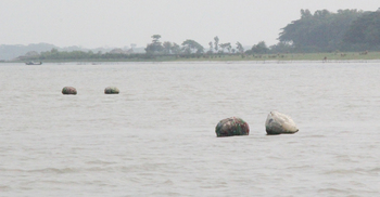 জাল ভাসাতে পরিত্যক্ত প্লাস্টিকের বোতল ব্যবহার