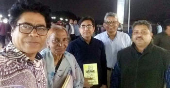 আপনজনের চিকিৎসার খরচ জোগাতে ফেরি করে বই বিক্রি