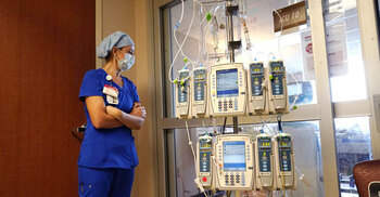 US hits 700,000 COVID deaths just as cases begin to fall