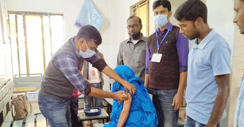 Rural people get COVID-19 jabs for community clinics