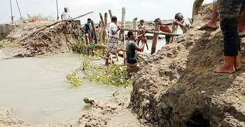 কক্সবাজারে আড়াই হাজার ঘরবাড়ি বিধ্বস্ত, ১৪ স্থানে ভাঙন