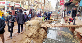 সবখানেই খোঁড়াখুঁড়ি, চলবে কোথায় পথচারী
