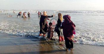 আশানুরূপ পর্যটক নেই কক্সবাজারে, হতাশ ব্যবসায়ীরা