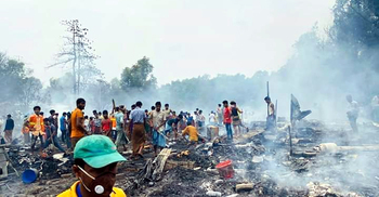 রোহিঙ্গা ক্যাম্পে ভয়াবহ আগুন, ৩ শতাধিক ঘর পুড়ে ছাই