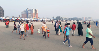 মাস্ক পরেই পর্যটকদের সমুদ্রবিলাস