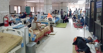 কক্সবাজারে ডায়রিয়া-নিউমোনিয়ার প্রকোপ, মেঝেতেও চলছে চিকিৎসা