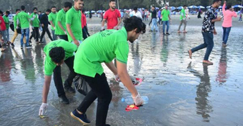 বেড়াতে এসে কক্সবাজার সৈকতের বর্জ্য পরিষ্কার করলেন করোনাযোদ্ধারা