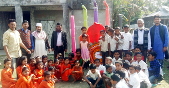 সন্দ্বীপে কলাগাছে বানানো শহীদ মিনারে খুদে শিক্ষার্থীদের শ্রদ্ধা