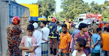 দাঁড়িয়ে থাকা অটোরিকশায় কাভার্ডভ্যানের ধাক্কা, নিহত ২