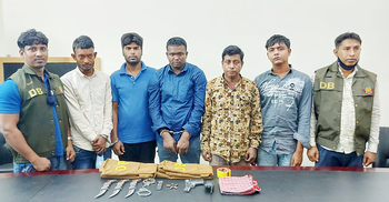 ডিবি সেজে বাসায় ঢুকে ডাকাতি, গ্রেফতার ৫