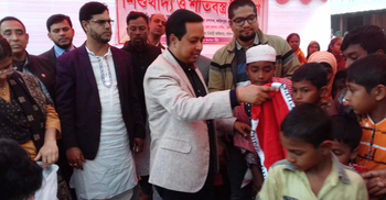 দুর্গম চরের অসহায় মানুষের জন্য শীতবস্ত্র নিয়ে গেলেন ডিসি