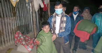 কম্বল নিয়ে রাতের আঁধারে বাড়িতে হাজির ডিসি