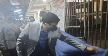 মধ্যরাতে কম্বল হাতে শীতার্তদের কাছে ডিসি