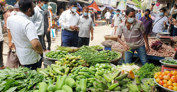 বাজারে বাজারে ঘুরছেন ডিসি