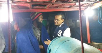 রাতে কম্বল নিয়ে অসহায়দের বাড়িতে হাজির ডিসি