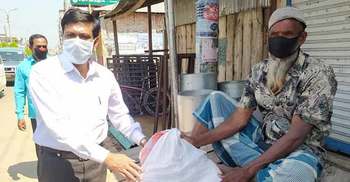 ডিসির দেয়া খাবার পেয়ে কাঁদলেন ভ্যানচালক