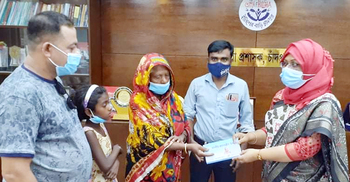 তাঁবুতে ১৫ বছর থাকা সেই আছিয়ার পাশে জেলা প্রশাসক