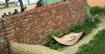 কবর থেকে তুলে রাস্তায় ফেলা হলো শিশুর মরদেহ