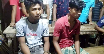 নোয়াখালীতে অস্ত্রসহ দুই তরুণ আটক