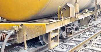 টঙ্গীতে তেলবাহী ট্রেনের দুটি বগি লাইনচ্যুত