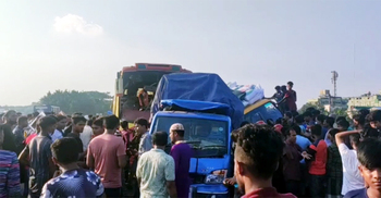 নিয়ন্ত্রণ হারিয়ে পিকআপ-ট্রাকে বাসের ধাক্কা, আহত ১৫
